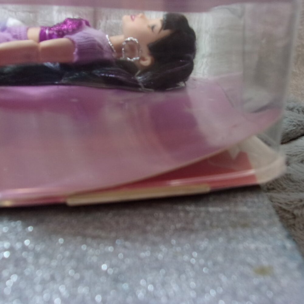 T-159 NEW IN PACKAGE BARBIE DREAM BESTIES RENEE DOLL W/ACCESSORIES - Picture 7 of 13
